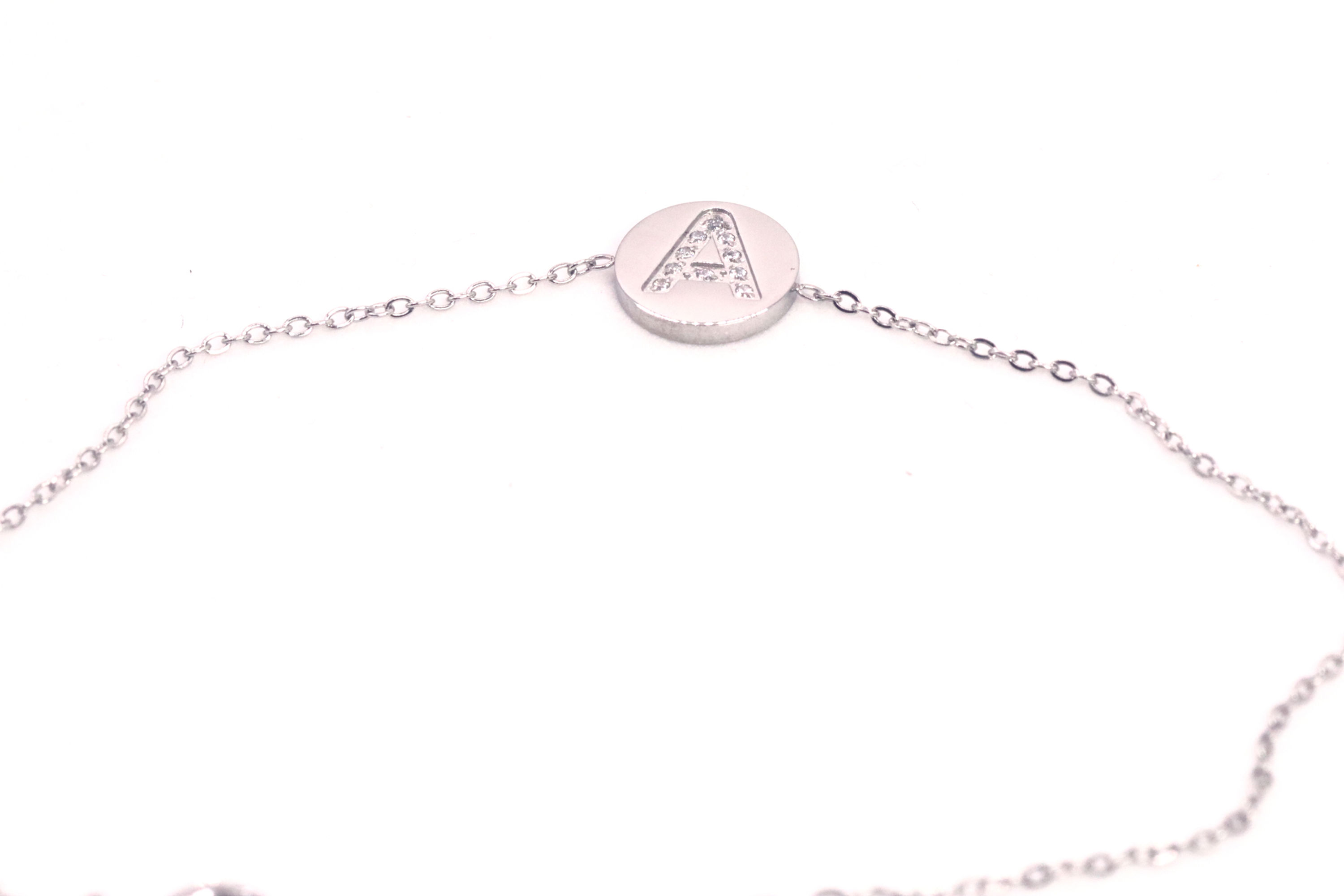 Pulsera de acero inoxidable con dije de letra"A"(Disponible en todas las letras)