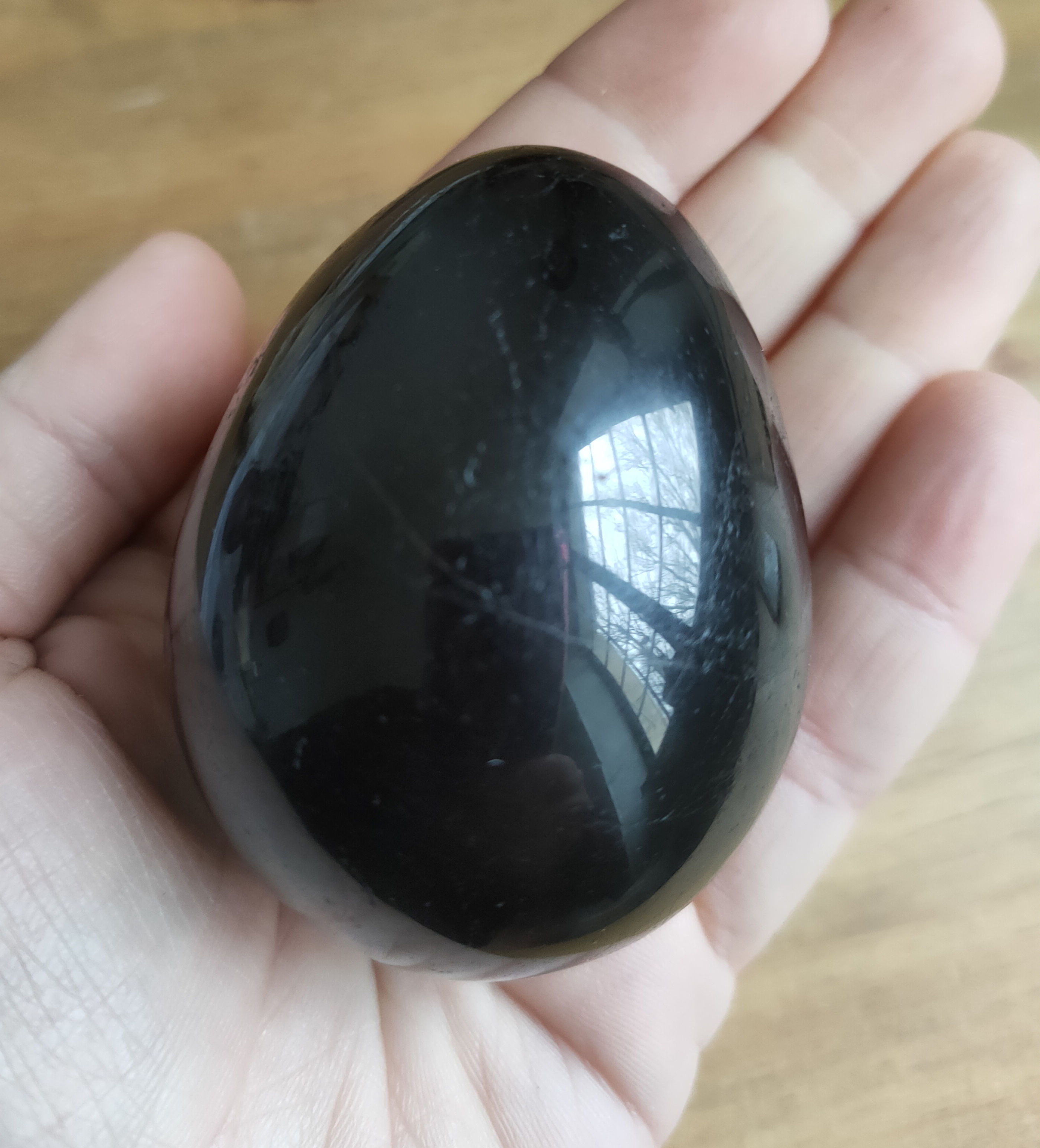 Œuf en Tourmaline noire