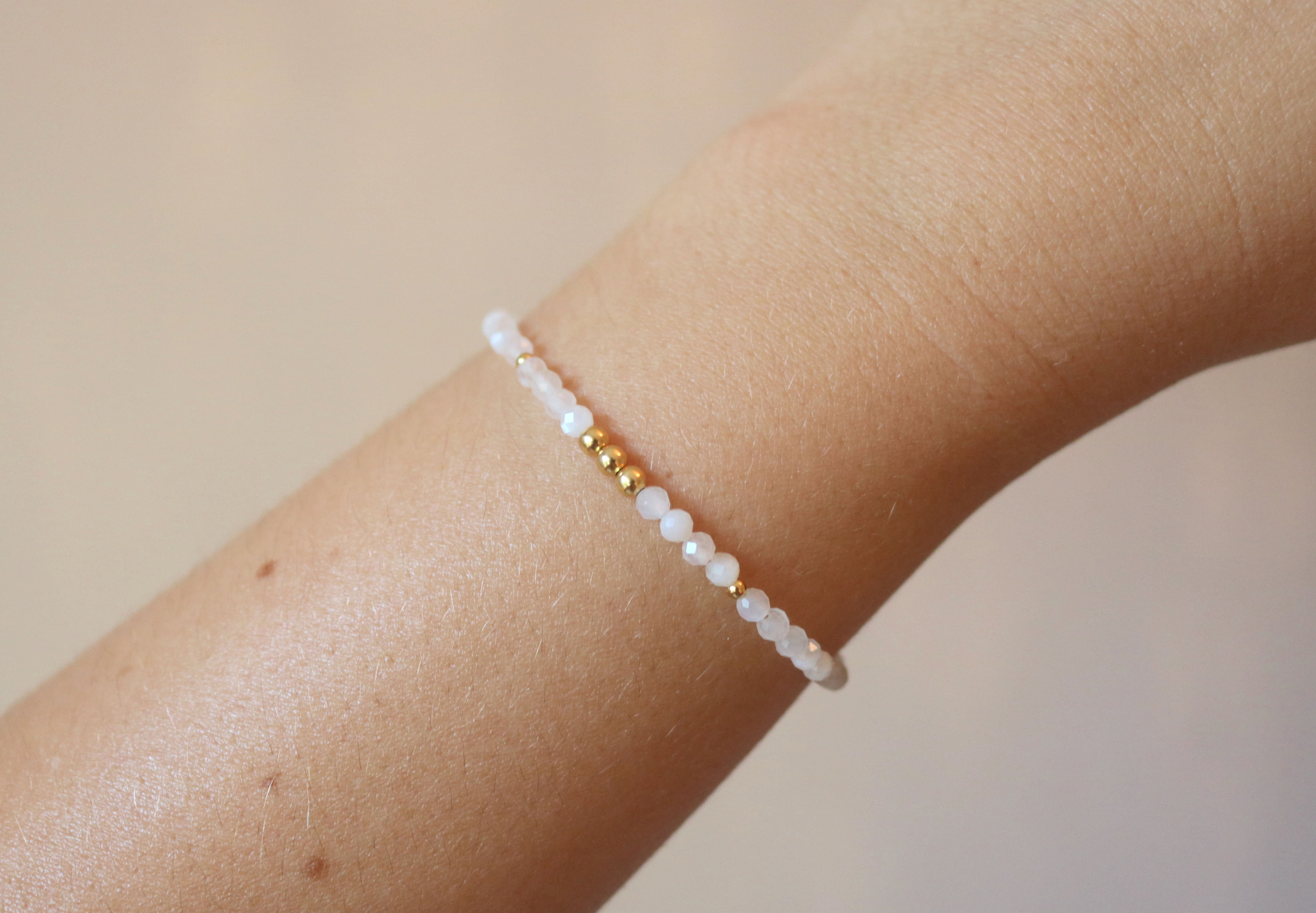 Bracelet tout en perles de Pierre de Lune blanche