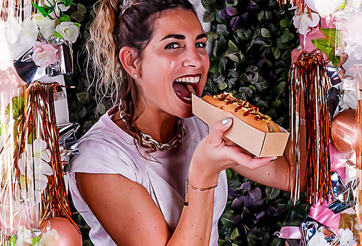 Entrez dans un décor artistique inspiré par Pierre & Gilles, créant des portraits stylisés, pop et flamboyants