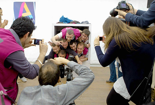 Concept iconique créé par l’artiste Pierre-Yves Le Strat et reconnu internationalement, YOU-CUBE® transforme chaque participant en acteur d’une expérience photographique immersive, originale et inoubliable.