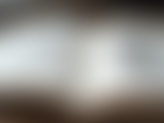 Esboços iniciais de figuras humanas em caderno de desenho