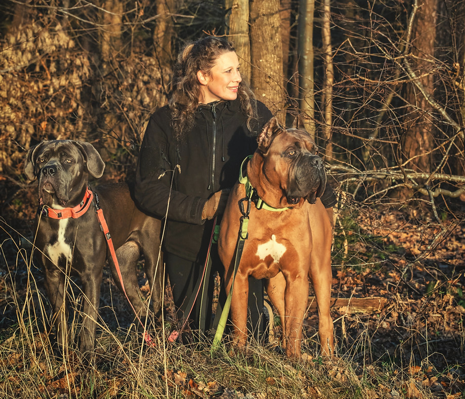 Züchterin mit ihren Cane Corsos Cobra Guardiano da Passione und Force Pride Valter – Shadow of Empire Familienzucht.
