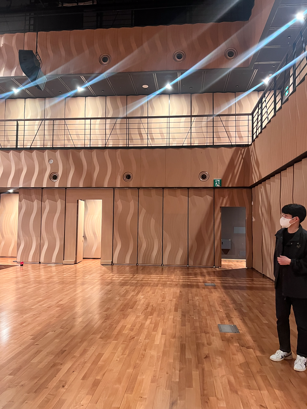 전면 반사성 면으로 설치된 무빙월