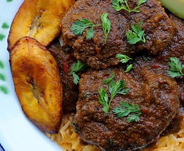Carne guisada, arroz moro, plátano maduro y ensalada, incluye bebida