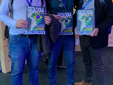 Foto integrantes da Febrageo segurando um exemplar da revista Geologia Todo Dia