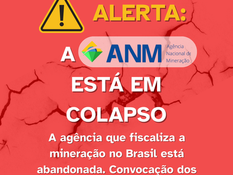 Imagem de alerta publicada pela FEBRAGEO (Federação Brasileira de Geólogos), com fundo vermelho e rachaduras, transmitindo sensação de emergência. No topo, está o logotipo da FEBRAGEO. Abaixo, há um ícone de atenção (triângulo com exclamação) seguido da palavra "ALERTA:" em destaque amarelo. Em seguida, aparece o logotipo da ANM (Agência Nacional de Mineração) com o texto: "A ANM ESTÁ EM COLAPSO" — escrito em letras grandes e chamativas. Na parte inferior, o texto diz: "A agência que fiscaliza a mineração no Brasil está abandonada. Convocação dos aprovados no concurso já!" No canto inferior direito, há um botão com o texto: "DESLIZE PARA ENTENDER".