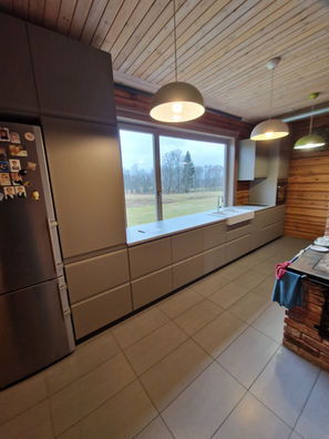 Virtuves mēbeļu montāža ar tehnikas pieslēgšanu un regulēšanu