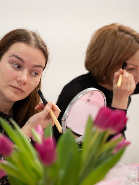 Sejas konturēšanas un acu grima tehnikas