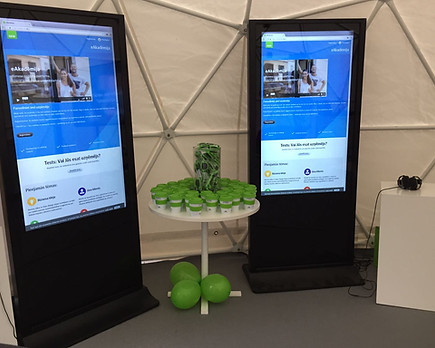 Info stends ar iebūvētu 22″ skārienjutīgu displeju