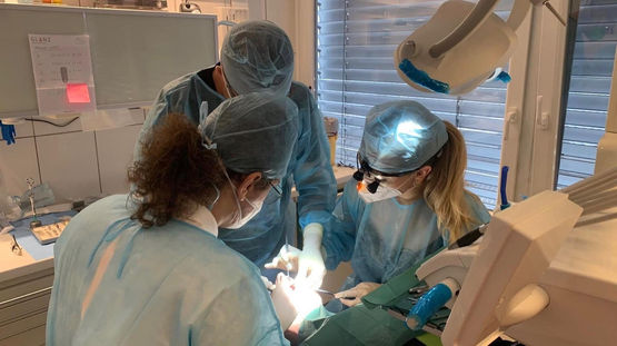 MB zobārstniecība ir viena no vadošajām privātajām klīnikām Kurzemē! Atvērta 2005. gadā. Zobārstniecība Kuldīgā ir izveidota ar mērķi sniegt kvalitatīvus zobārstniecības pakalpojumus Kurzemes reģionā. Mūs izvēlas ne tikai Kuldīgas iedzīvotāji, bet arī pacienti no apkārtējiem novadiem un pilsētām. Ja, zobārsts Liepājā, zobārsts Saldū, zobārsts Ventspilī, zobārsts Skrundā, zobārsts Brocēnos, zobārsts Grobiņā, zobārsts Talsos, zobārsts Tukumā vai zobārsts Jūrmalā nav pieejams, vai arī konkrētajā klīnikā nevar veikt nepieciešamo zobu ārstēšanu vai ķirurģisku manipulāciju, MB zobārstniecība Kuldīgas vecpilsētā (UNESCO) ir ērti sasniedzama - tikai stundas brauciena attālumā. Zobārstniecība Kurzemes sirdī ar vides pieejamību sniedz zobārstniecības pakalpojumus un piedāvā ārstēties pie speciālistiem no Rīgas. Mūsu zobārsti regulāri apmeklē kursus un pilnveido savas zināšanas ārzemēs. Protezēšana notiek sadarbībā ar Rīgas zobu tehniskajām laboratorijām.