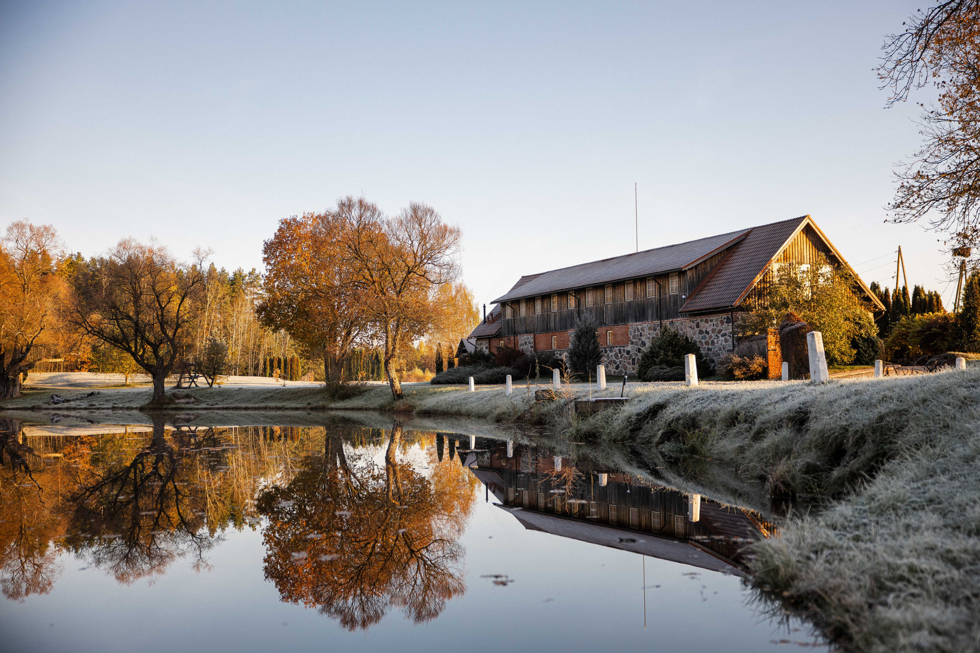 Hosteļa koplietošanas telpa Mārcienas Muižā ar galdu, krēsliem un lasāmo zonu