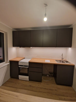 Virtuves iekārtas montāža mazā virtuvē – funkcionāls risinājums nelielā telpā