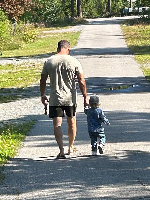Niklas på promenad med barnbarnet