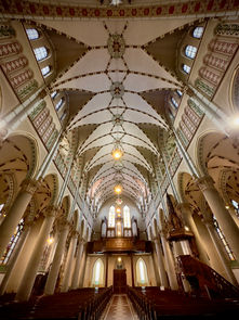 WNĘTRZE KOŚCIOŁA PARAFII MATKI BOŻEJ BOLESNEJ W NYSIE