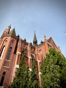 Boczny zewnętrzny widok kościoła Matki Bożej Bolesnej w Nysie