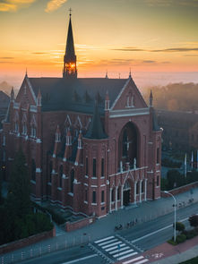 Zewnętrzny widok z lotu ptaka kościoła werbistów pod wezwaniem Matki Bożej Bolesnej w Nysie