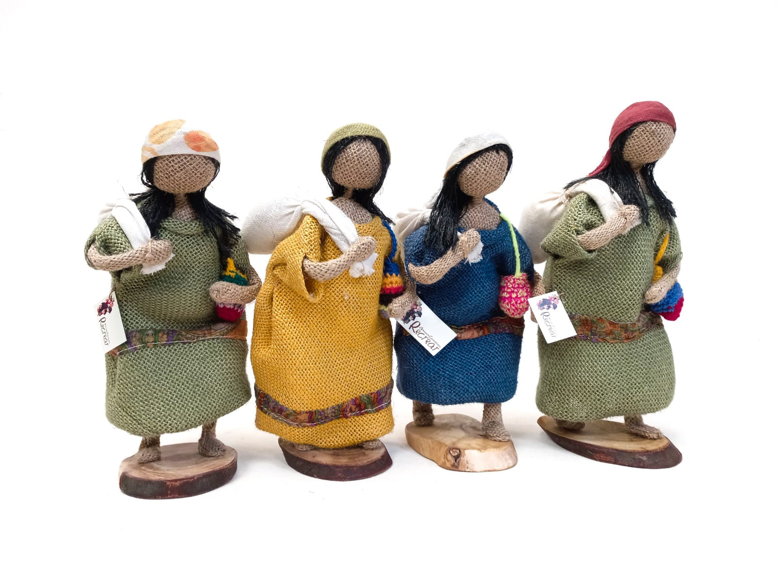 Mujer Wayúu con bulto de sal a la espalda