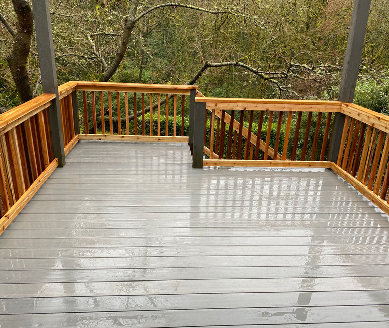 Trex clam shell with clear cedar railing - Lake Oswego