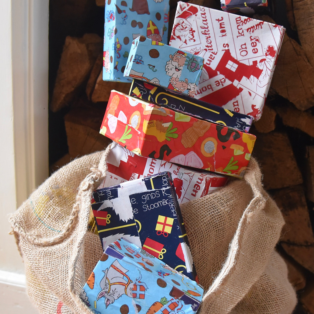 Sinterklaas, pakjes inp(l)akken.