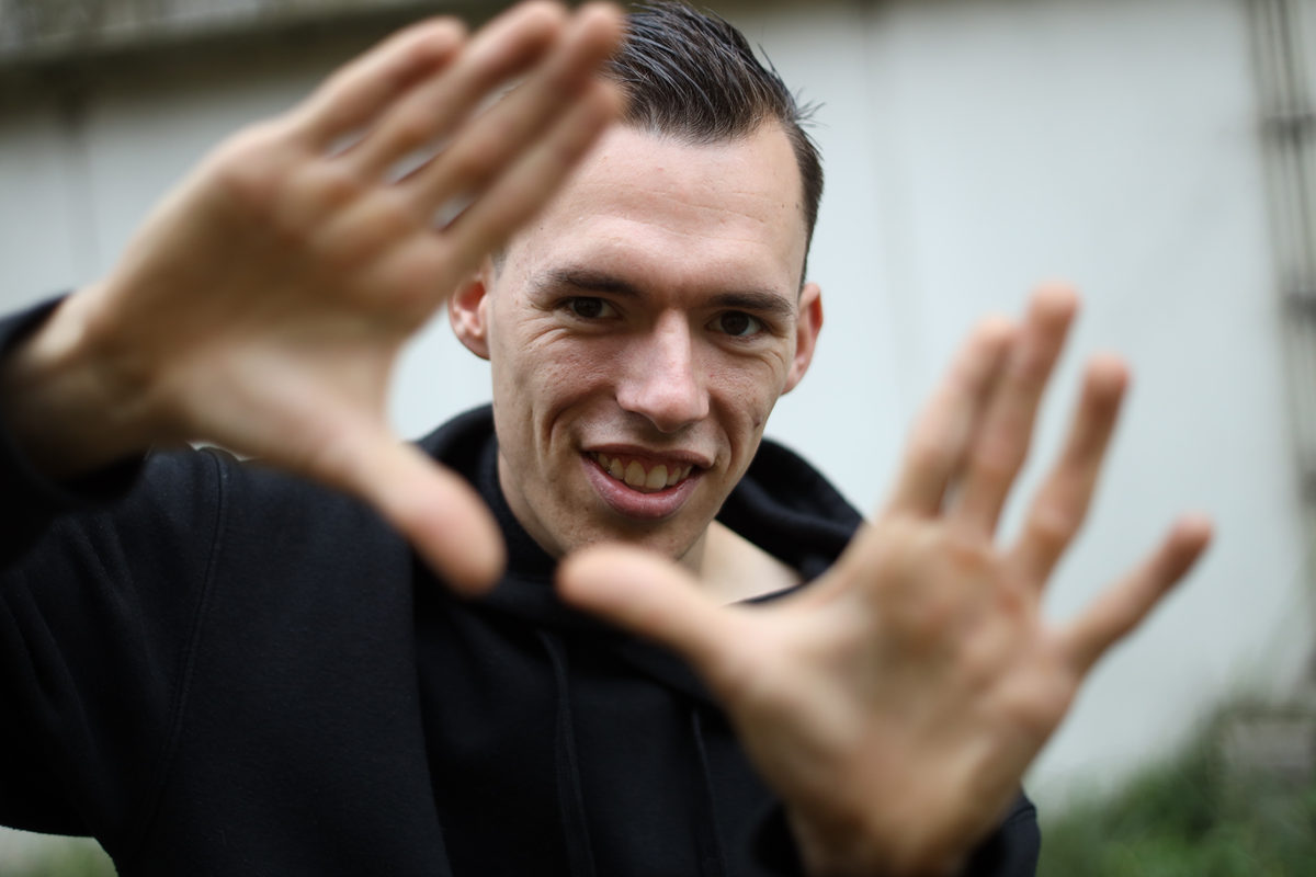 Dano maakt lachend een kader met zijn handen