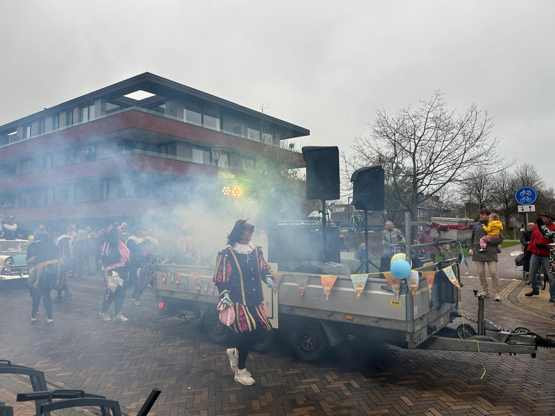 Buitenevenement met rook en publiek