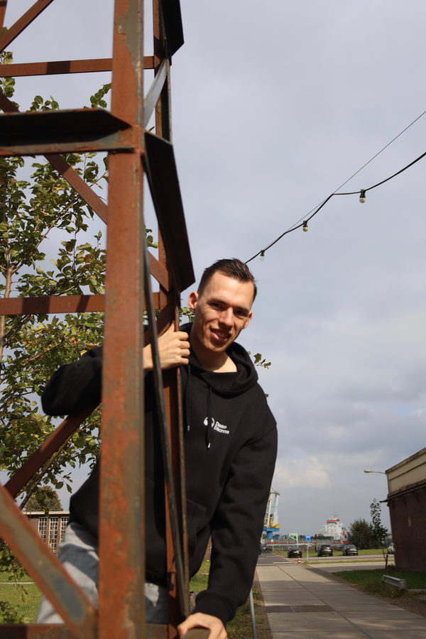 Dano op een roestige stalen trap