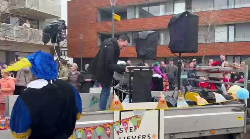 Dj-opstelling met speakers op een wagen in de straat