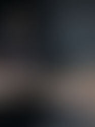 Der japanische Designer Hideo Mori sitzt am Rand eines alten Onsen-Beckens. Um ihn steigen Dampf und Licht auf, Bambusrahmen lehnen an den Wänden. Vor ihm ruht eines seiner geflochtenen Naturwesen aus Bambus und Hanfseilen – halb Kunstwerk, halb Warnsystem. Die Szene wirkt still, fast rituell, als würde der Ort selbst atmen.