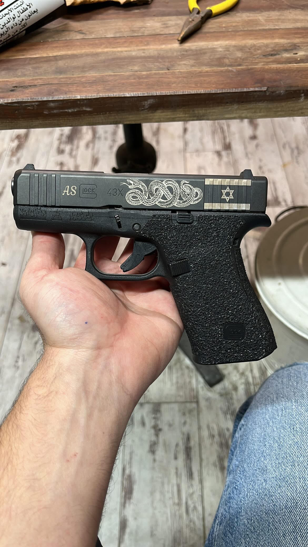 חריטה בלייזר על אקדח