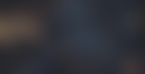 Un personnage fouillant dans un coffre