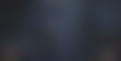 Un personnage utilise le sort Protego pour se protéger d'un rocher envoyé par un troll