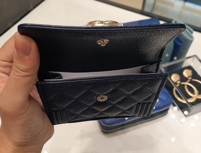 サムネイル： 直営店【CHANEL】新作☆BOYシャネル☆ナノウォレット三つ折財布