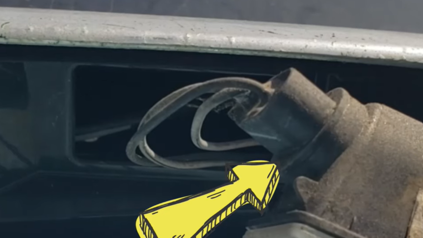 The bulb socket twist locks into the lamp housing. Just quarter turn it and pull out to remove.