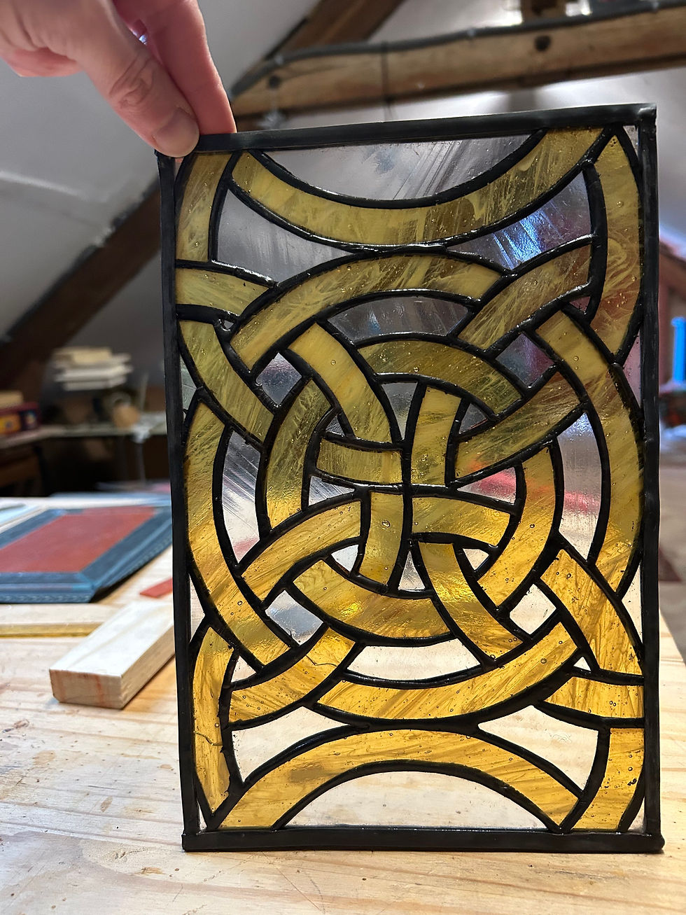 Vitrail motif cistercien