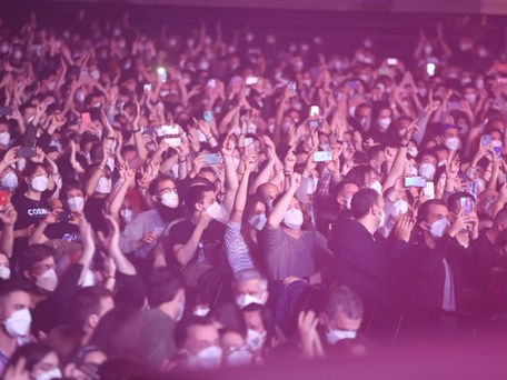L'esperimento di Barcellona: un concerto dal vivo che conta 5000 persone