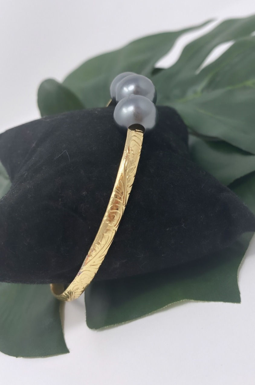 Thumbnail: Hawaiian Heirloom Gold Plated Triple Shell Pearl Bracelet