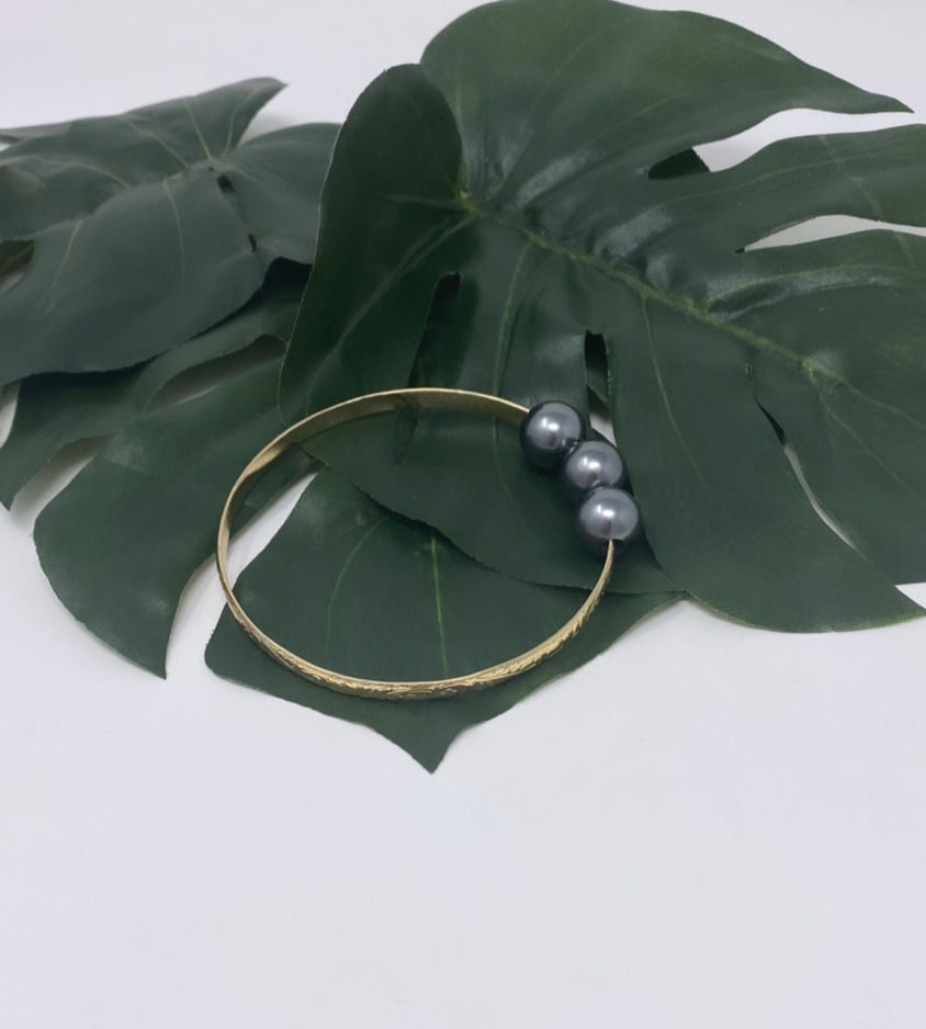 Thumbnail: Hawaiian Heirloom Gold Plated Triple Shell Pearl Bracelet