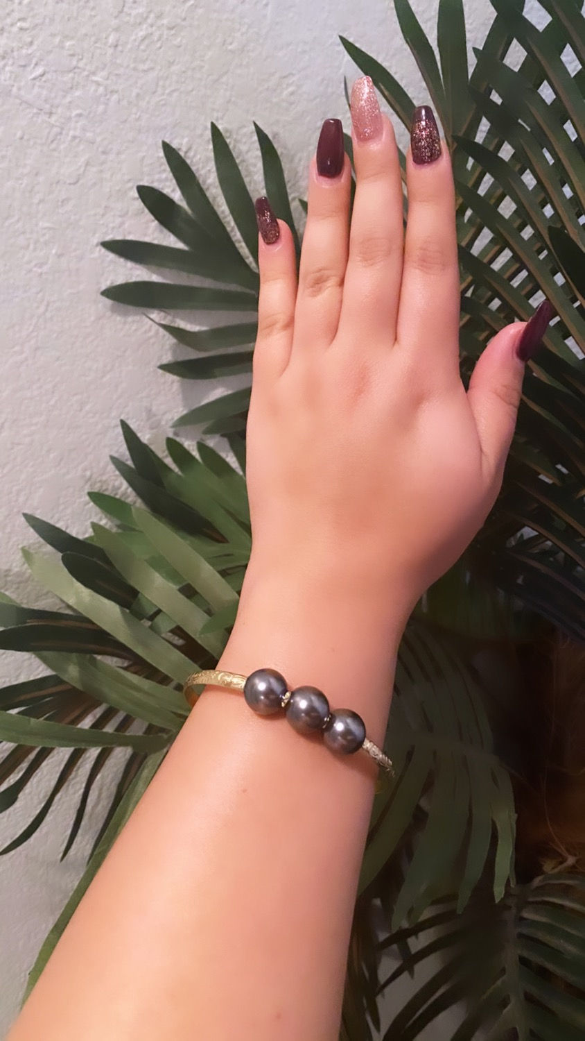 Thumbnail: Hawaiian Heirloom Gold Plated Triple Shell Pearl Bracelet