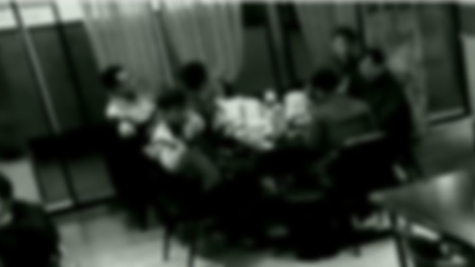 근접해서 확대한 결과물입니다. 2개의 테이블에 회사 동료들이 앉아 있습니다. *블러처리완료