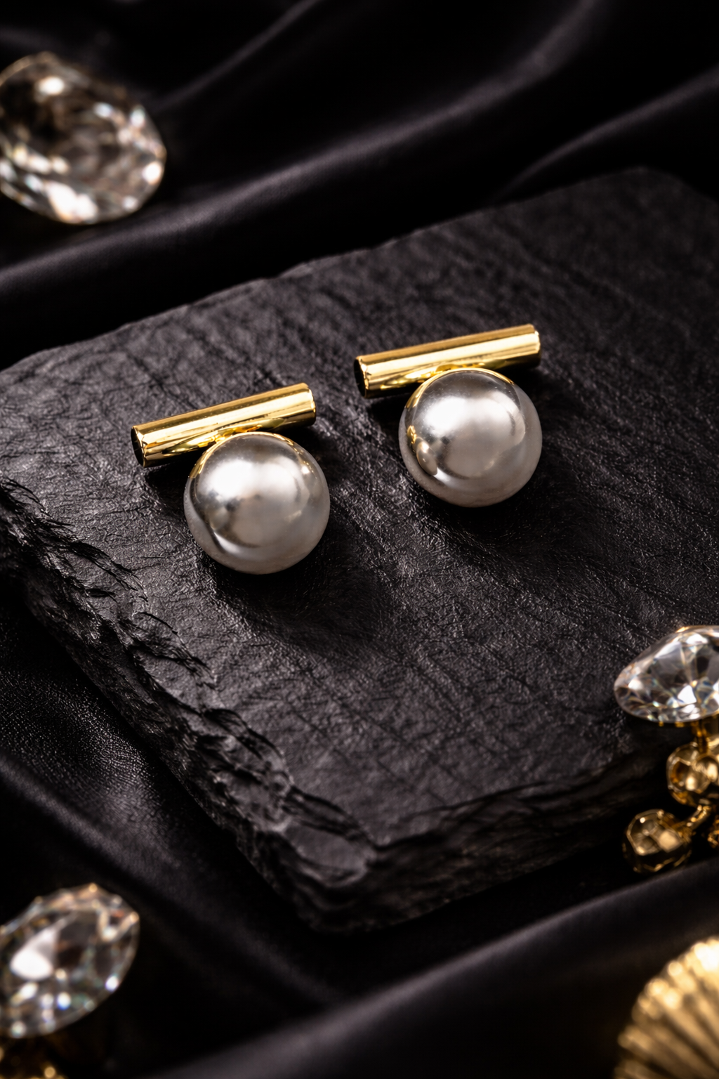 Elegante Perlenohrstecker mit Goldakzent