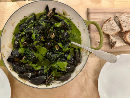 Mussels in White Wine Arugula Sauce