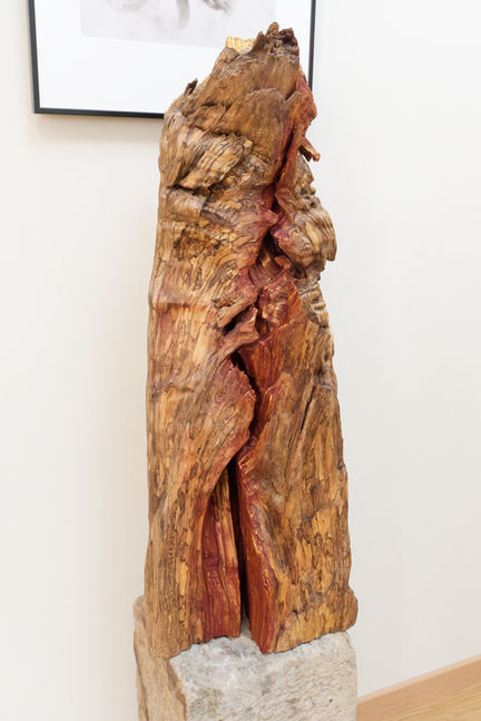 La sculpture posée sur son socle.