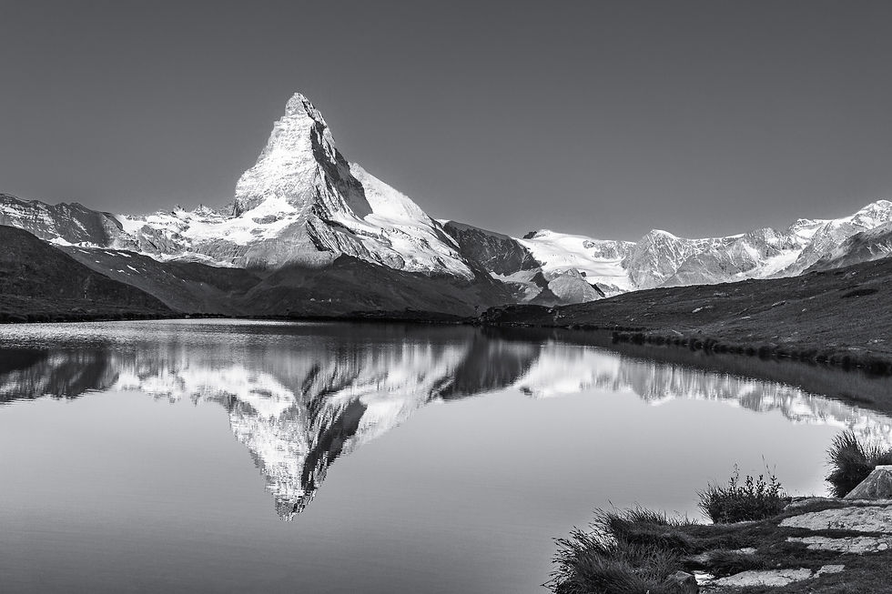 Matterhorn mit Riffelsee in schwarzweiss Fotografie