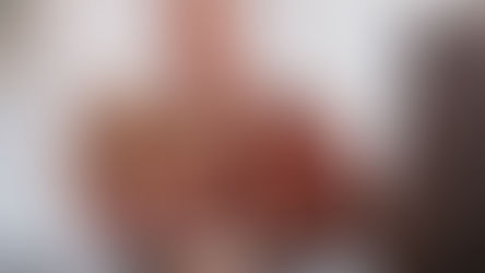 Goldene Kugel die gehalten wird und ein Symbol für innere Ressourcen darstellt