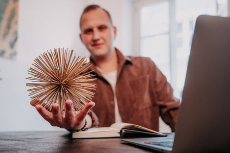 Goldene Kugel die gehalten wird und ein Symbol für innere Ressourcen darstellt