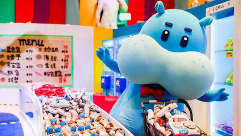 Lucy Sparrow & Hema Supermarket Felt Grocery Pop-Up Store
Inspiring a new generation of shoppers by merging art, culture, and retail innovation