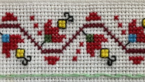 Извезан автентичен мотив на българска шевица флорален мотив с кърстат бод червени, конци бяла основа