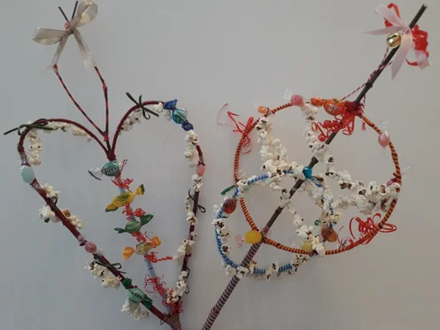 Детски сурвачки изработени то деца с пуканки и шарени хартийки