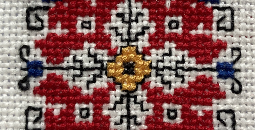 Извезан автентичен мотив на българска шевица флорален мотив с кръстат бод червени, конци бяла основа